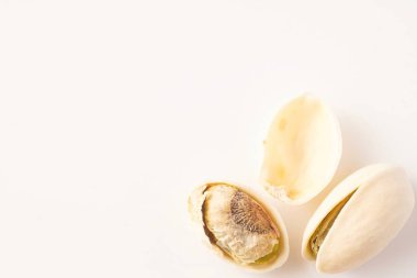Fıstık fıstığı beyaza karşı izole