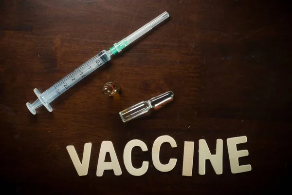 Aşı Ifadeleri Boş Şırınga Aşı Ampulleri Ahşap Bir Masa Üzerinde — Stok fotoğraf