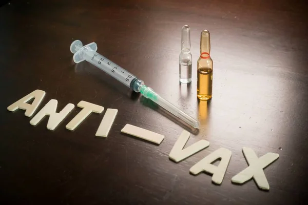 Palavras Vax Com Seringa Vazia Ampolas Vacina Uma Mesa Madeira — Fotografia de Stock