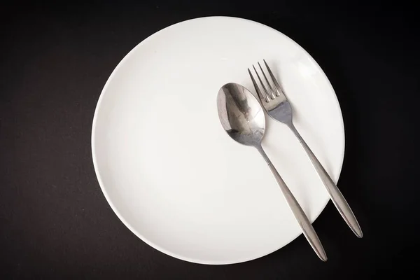 Концепция Здорового Питания Белая Тарелка Вилкой Ложкой — стоковое фото
