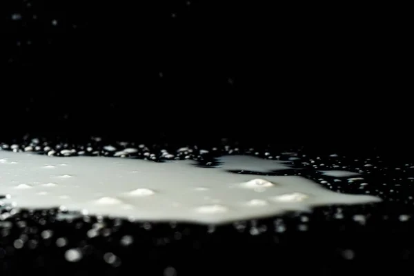 Süt Siyah Yüzeye Döküldü Kapalı Seçici Odak — Stok fotoğraf