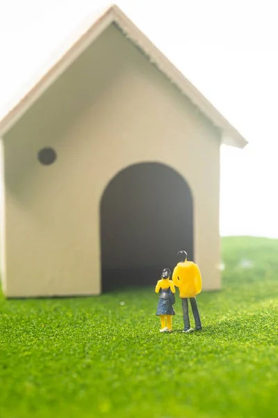Figures Couple Miniature Devant Une Maison Jouets Acheter Posséder Concept — Photo