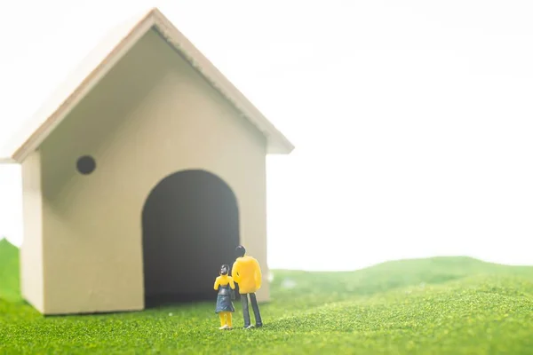 Figures Couple Miniature Devant Une Maison Jouets Acheter Posséder Concept — Photo