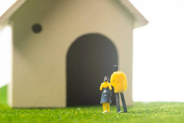 Figures Couple Miniature Devant Une Maison Jouets Acheter Posséder Concept — Photo