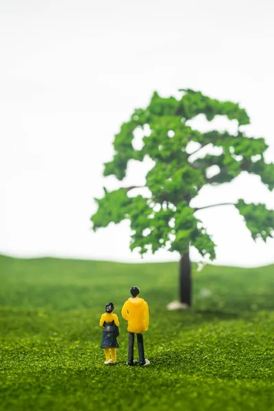 Naturliebe Miniatur Pärchenfiguren Vor Einem Baum — Stockfoto