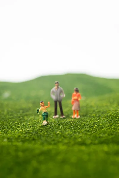 Glückliches Familienkonzept Miniatur Familienfiguren Park Selektive Fokussierung — Stockfoto