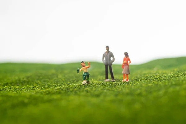 Happy Family Concept Miniatuur Familie Figuurtjes Een Park Selectief Focussen — Stockfoto