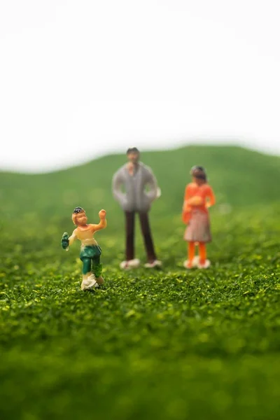 Glückliches Familienkonzept Miniatur Familienfiguren Park Selektive Fokussierung — Stockfoto