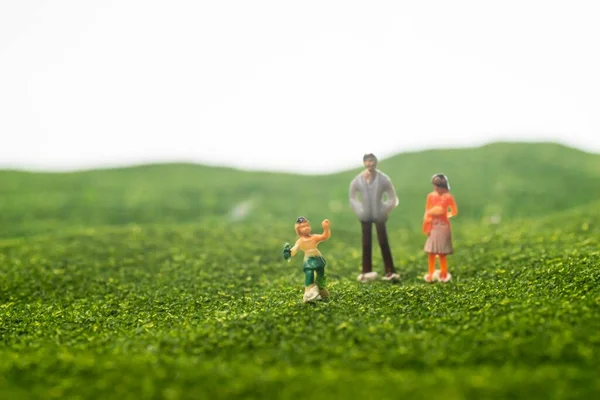 Glückliches Familienkonzept Miniatur Familienfiguren Park Selektive Fokussierung — Stockfoto