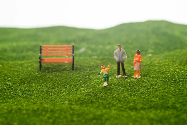 Glückliches Familienkonzept Miniatur Familienfiguren Park Selektive Fokussierung — Stockfoto