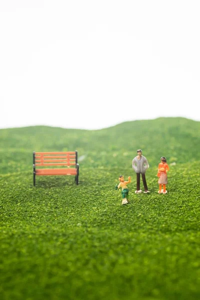 Щаслива Сімейна Концепція Мініатюрні Сімейні Фігурки Парку Вибіркове Фокусування — стокове фото