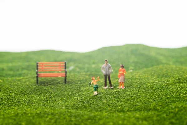 Mutlu Aile Kavramı Parkta Minyatür Aile Figürleri Seçici Odaklanma — Stok fotoğraf