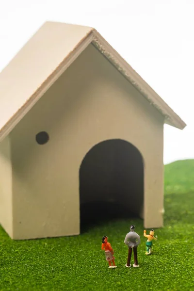 Des Gens Miniatures Maison Jouets Happy Family Concept Une Famille — Photo
