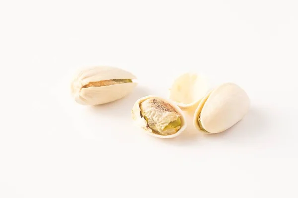 白に対して隔離されたピスタチオナッツ — ストック写真