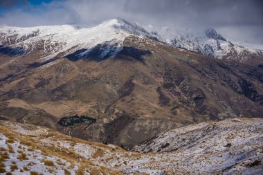 Crown Range, Yeni Zelanda 'daki Viraj Yolu Manzarası