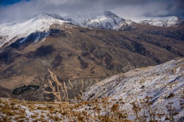 Crown Range, Yeni Zelanda 'daki Viraj Yolu Manzarası