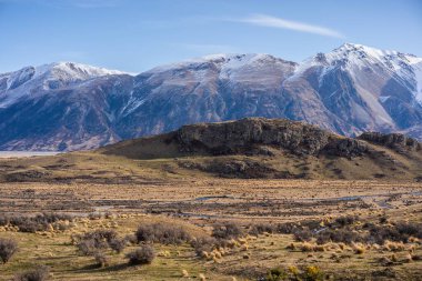 Mount Sunday, Yeni Zelanda 'nın manzarası. Mount Sunday Yüzüklerin Efendisi 'nin çekim yerlerinden biri.