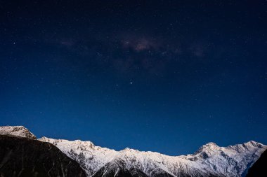 Aoraki Ulusal Parkı, Güney Adası, Yeni Zelanda 'da Samanyolu ile yıldızlı gece