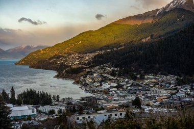 Günbatımında Queenstown, Yeni Zelanda manzarası