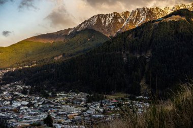 Günbatımında Queenstown, Yeni Zelanda manzarası