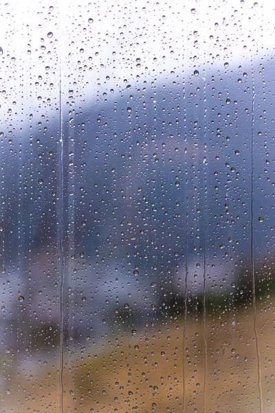 Regentropfen Auf Fensterglas Mit Verschwommenem Hintergrund — Stockfoto