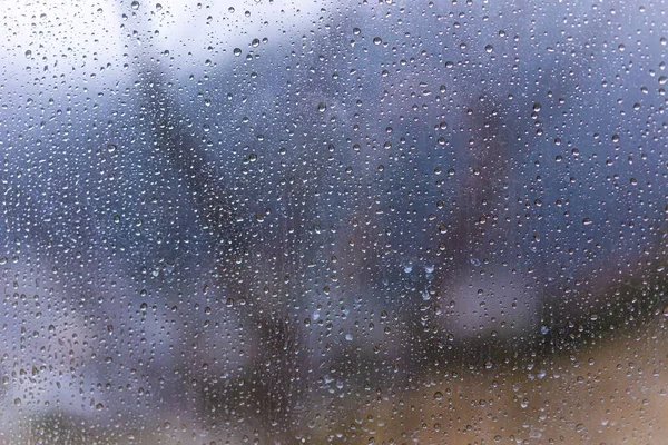 Regentropfen Auf Fensterglas Mit Verschwommenem Hintergrund — Stockfoto