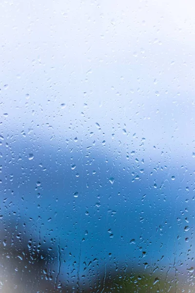 背景がぼやけたガラス窓ガラスに雨滴 — ストック写真