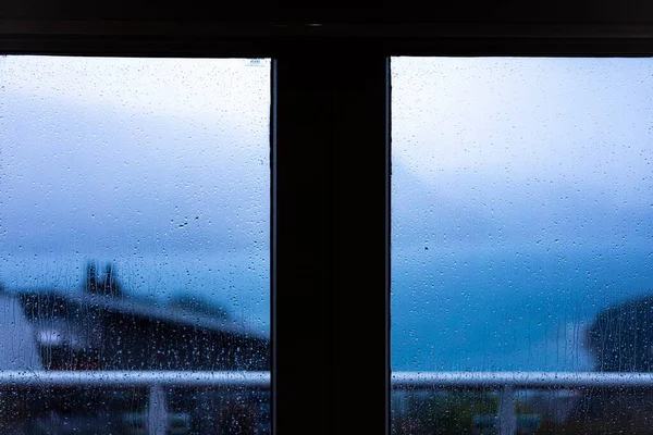背景がぼやけたガラス窓ガラスに雨滴 — ストック写真