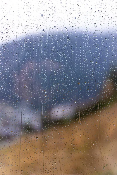 Arka Planda Bulanık Pencere Camına Yağmur Damlaları — Stok fotoğraf