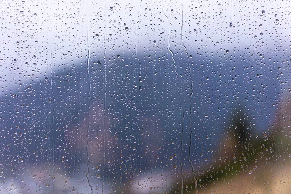 背景がぼやけたガラス窓ガラスに雨滴 — ストック写真