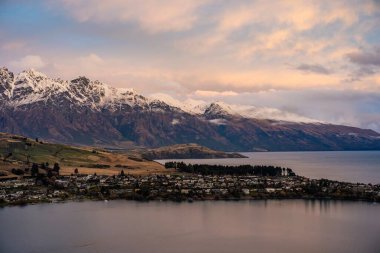Günbatımında Queenstown, Yeni Zelanda manzarası