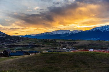 Yeni Zelanda tarım arazisinin manzaralı görüntüsü