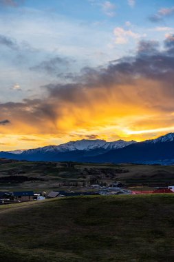 Yeni Zelanda tarım arazisinin manzaralı görüntüsü