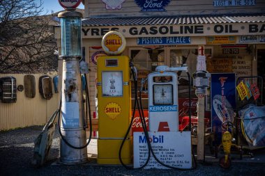 Burkes Geçidi 'ndeki eski binalar ve arabalar, Yeni Zelanda' daki miras kasabası.