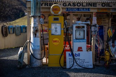 Burkes Geçidi 'ndeki eski binalar ve arabalar, Yeni Zelanda' daki miras kasabası.