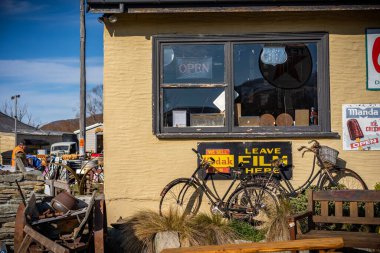 Burkes Geçidi 'ndeki eski binalar ve arabalar, Yeni Zelanda' daki miras kasabası.