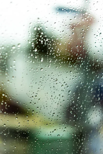 Дощ Віконному Склі Розмитим Фоном — стокове фото