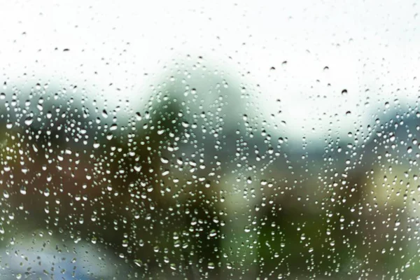 Regentropfen Auf Fensterglas Mit Verschwommenem Hintergrund — Stockfoto