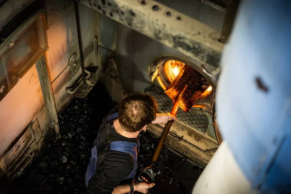 Ένας Εργαζόμενος Εισάγει Άνθρακα Μέσα Στον Κινητήρα Του Καλυμμένου Πλοίου — Φωτογραφία Αρχείου