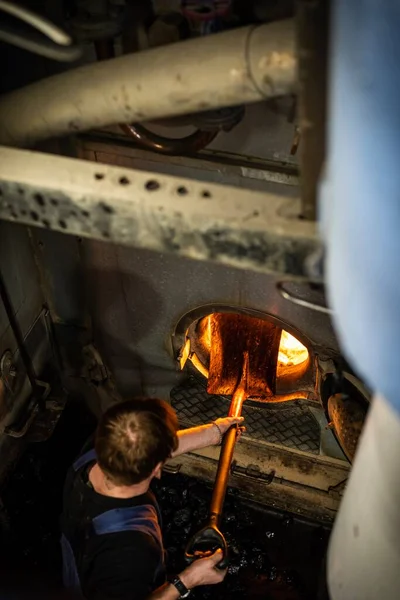 Ein Arbeiter Steckt Eine Kohle Den Motor Eines Kohlekraftdampfschiffs — Stockfoto