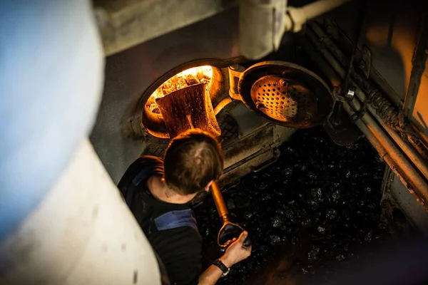 Ένας Εργαζόμενος Εισάγει Άνθρακα Μέσα Στον Κινητήρα Του Καλυμμένου Πλοίου — Φωτογραφία Αρχείου