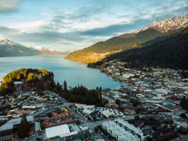 Gündoğumunda Queenstown, Yeni Zelanda 'nın manzarası