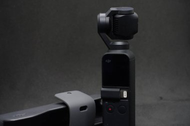 DJI Osmo Pocket, 12mp fotoğraf ve 4K çözünürlüklü video çekebilen, seyahat için mükemmel bir arkadaş.