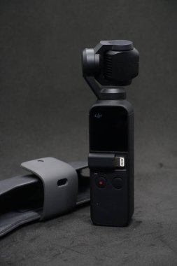 DJI Osmo Pocket, 12mp fotoğraf ve 4K çözünürlüklü video çekebilen, seyahat için mükemmel bir arkadaş.