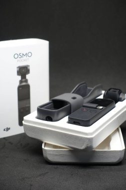 DJI Osmo Pocket, 12mp fotoğraf ve 4K çözünürlüklü video çekebilen, seyahat için mükemmel bir arkadaş.
