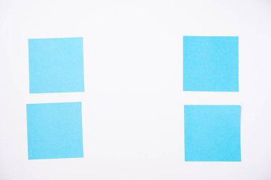 Beyaz arkaplana karşı yapışkan notlar, metin için boşluk kopyala