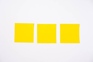 Beyaz arkaplana karşı yapışkan notlar, metin için boşluk kopyala