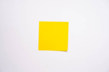 Beyaz arkaplana karşı yapışkan notlar, metin için boşluk kopyala