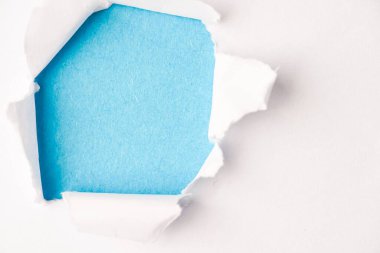 Kağıtta yırtık kenarlı bir delik