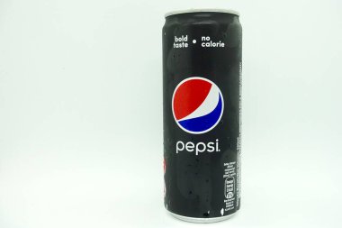 İzole edilmiş beyaz arka plana karşı bir kutu pepsi, sıfır kalorili karbonatlı içecek, daha sağlıklı bir seçim.